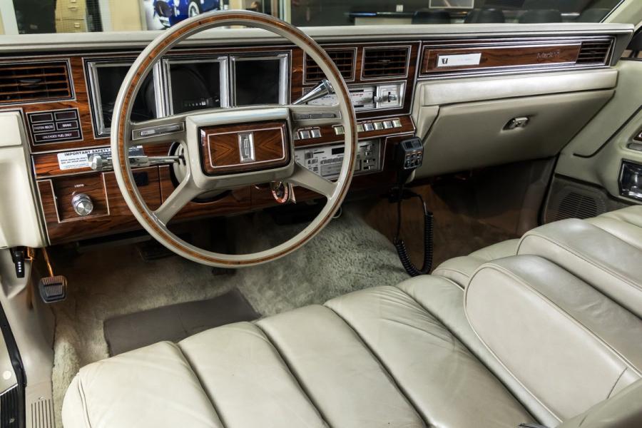 Торпедо Lincoln Continental Mark VI Sedan 1980 года  (фото 3 из 111)